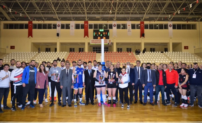 Üniversiteler Arası Voleybol Turnuvası’nda KSÜ madalyaları topladı