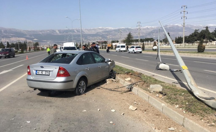 Kahramanmaraş’ta otomobil elektrik direğine çarptı: 6 yaralı  