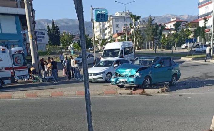 Kahramanmaraş’ta iki otomobil çarpıştı: 4 yaralı  