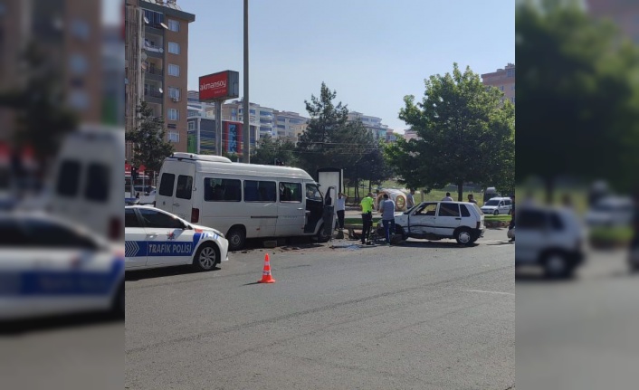 Kahramanmaraş’ta minibüs ile otomobil çarpıştı: 1’i bebek 3 yaralı  