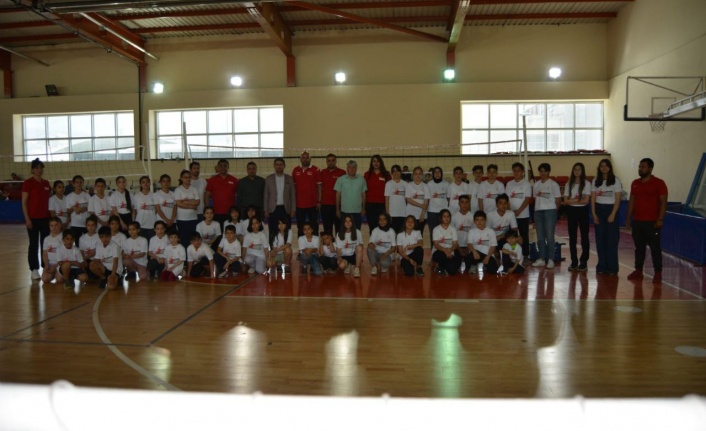 Kahramanmaraş’ta voleybol okulu açıldı  