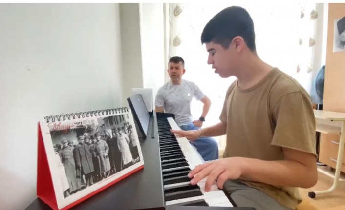 Otizmli Kubilay Atatürk’ü piyanosuyla andı  